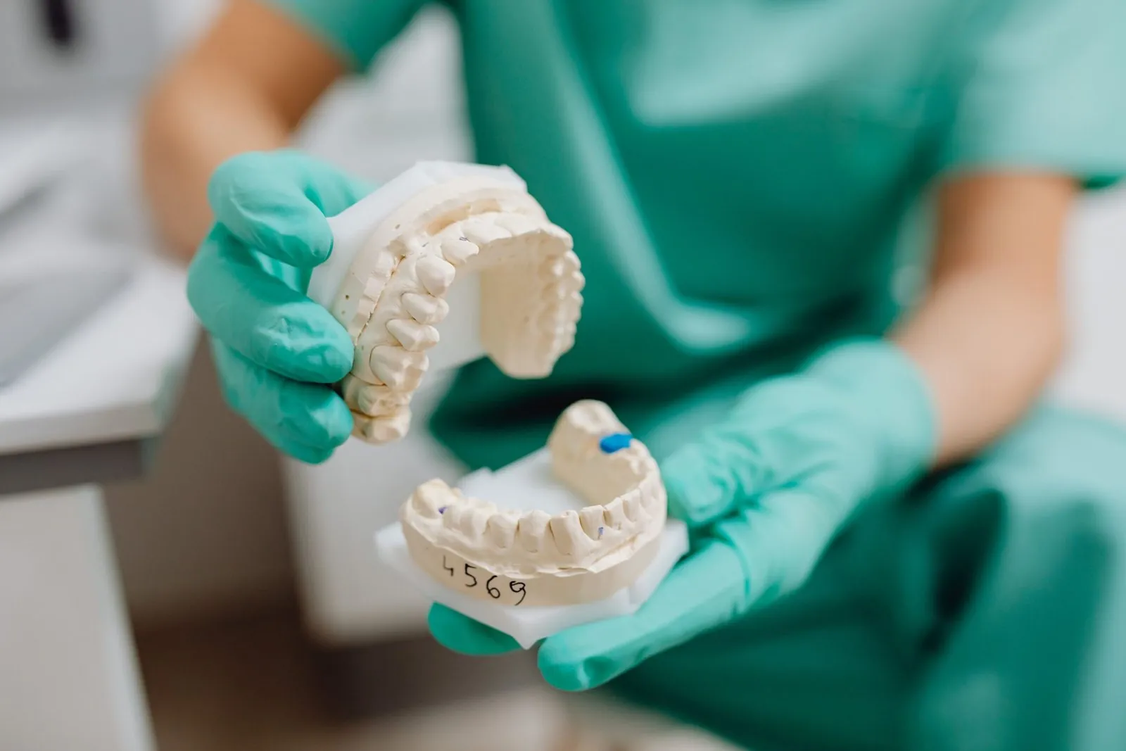 Calco dentale in gesso tenuto con guanti
