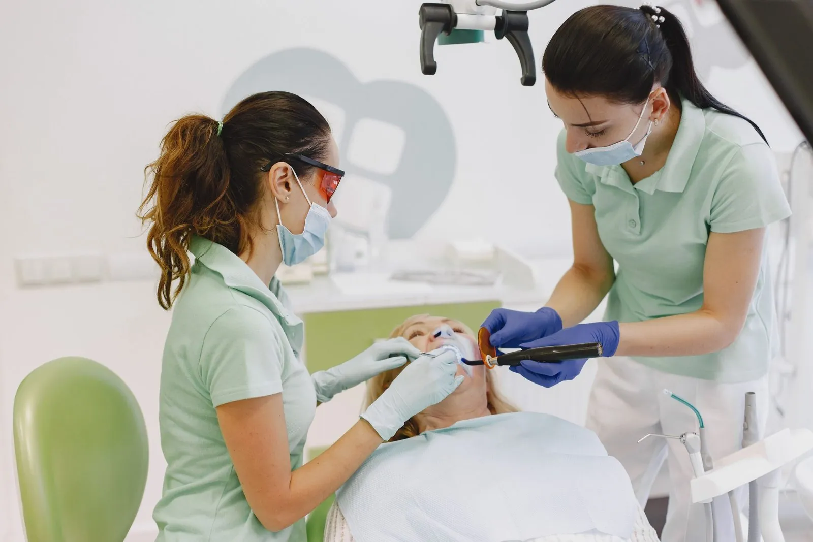 Due operatrici al lavoro su una paziente
