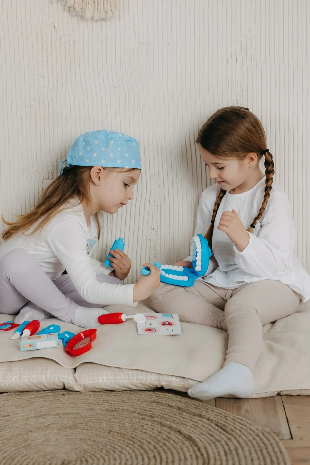 Due bambine giocano con un modellino di denti