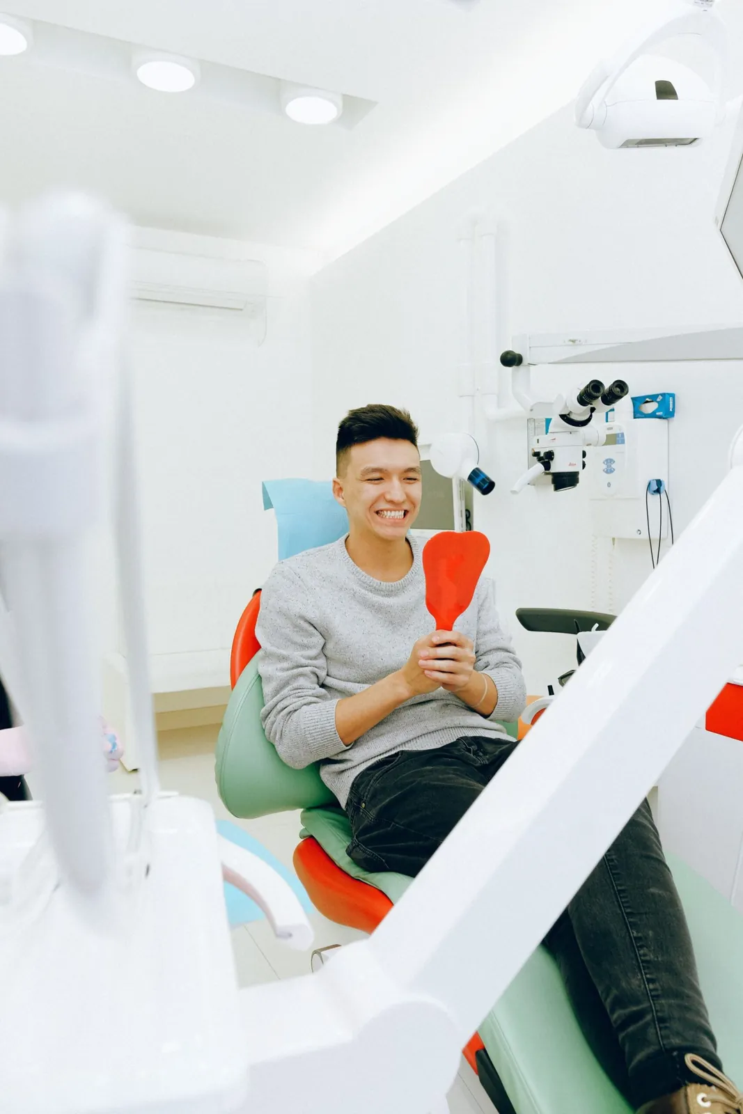 Paziente sorridente sulla poltrona del dentista