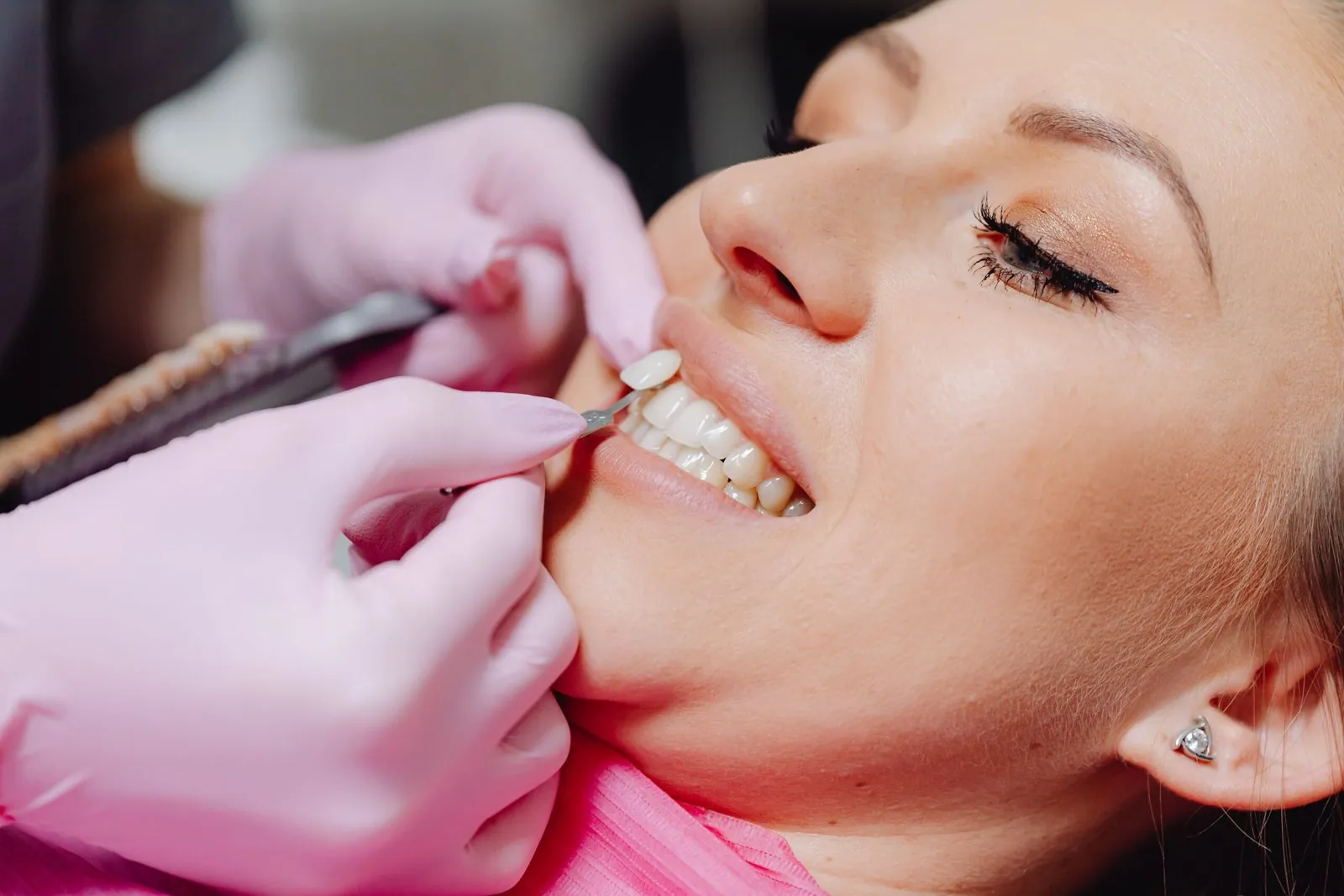 Controllo dei denti di una paziente sorridente