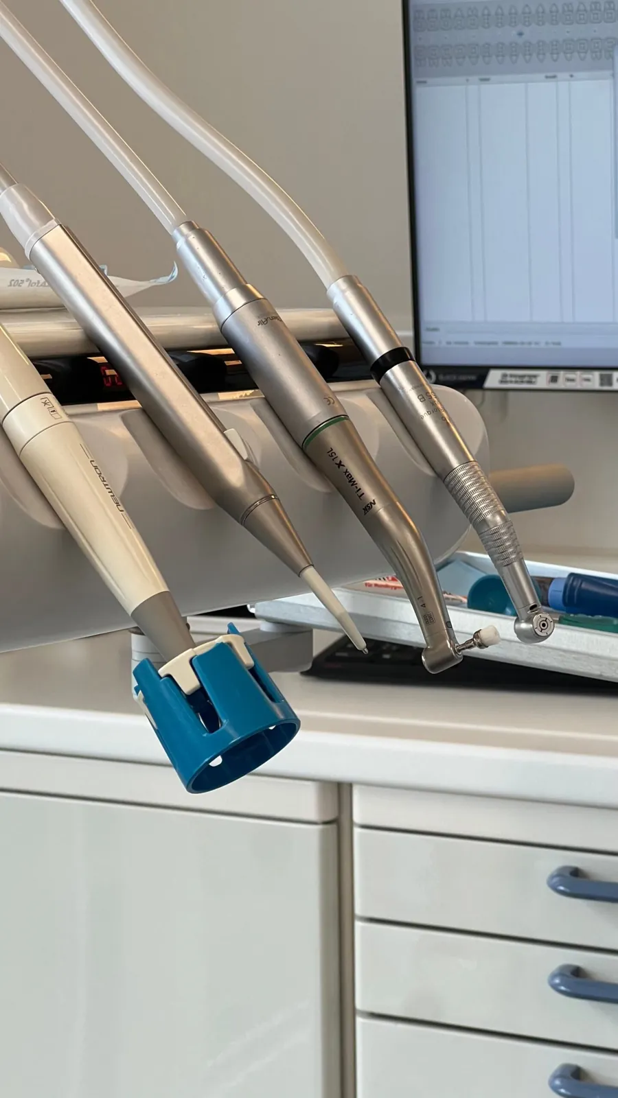 Strumenti del riunito odontoiatrico