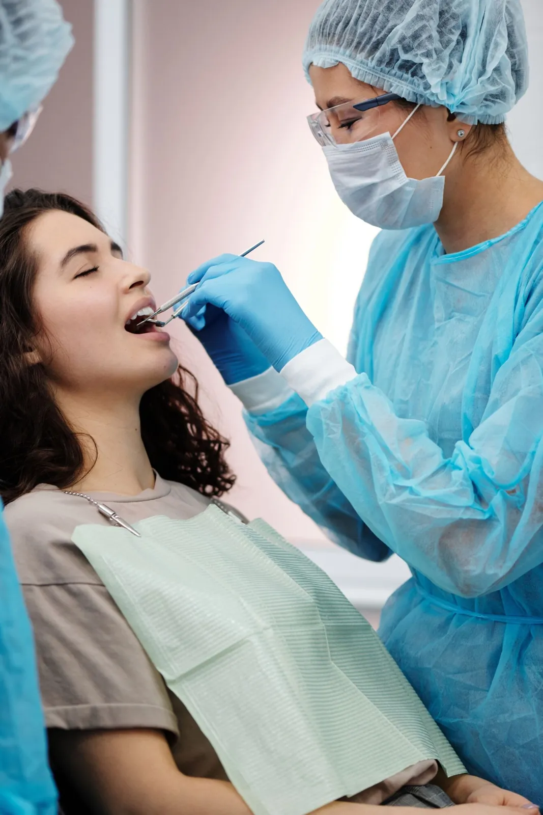 Dentista visita una paziente